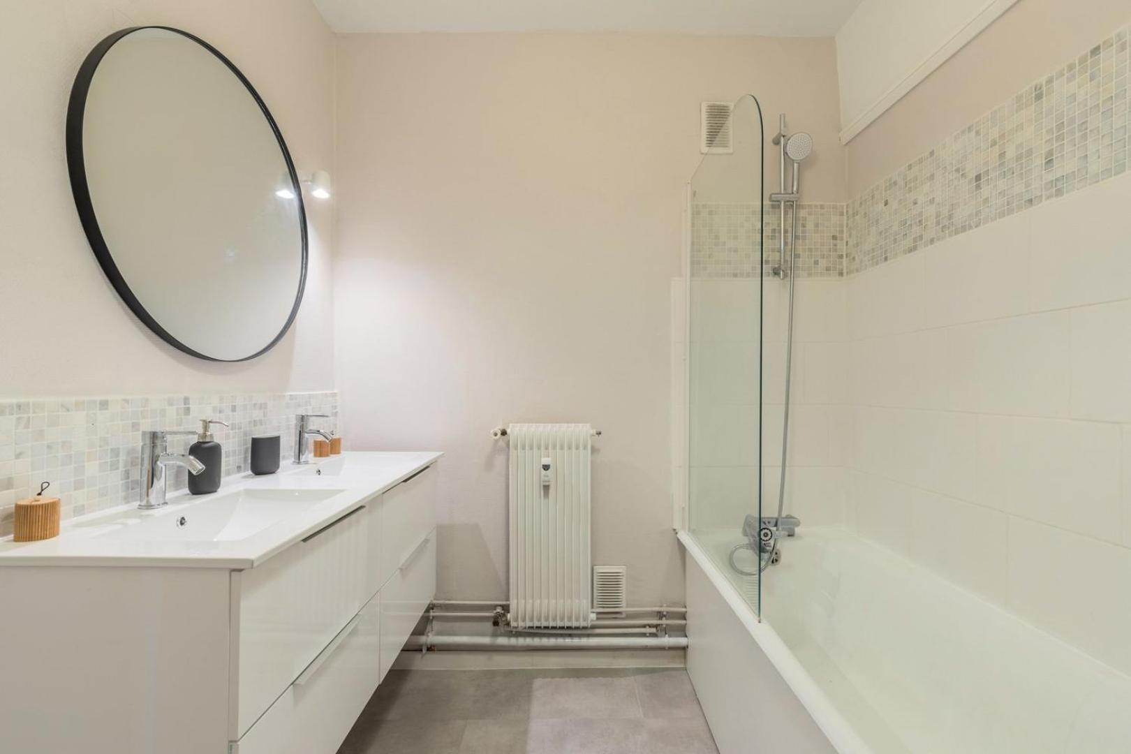 Spacious 3 Bedroom Apartment & Private Parking! Lambersart Exterior photo